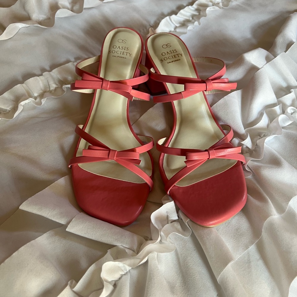 BRAND NEW IN BOX: Oasis Society Pink Block Heels with bows